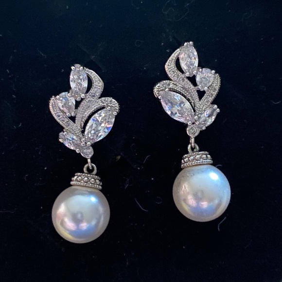 Pearl & Swarovski Crystal Earrings - Picture 1 of 4